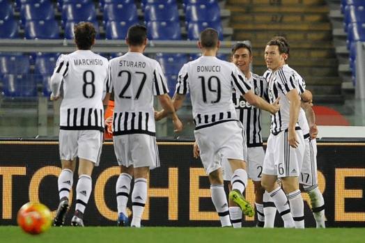 Festa bianconera contro la Lazio: continua la rincorsa alla vetta. Lapresse